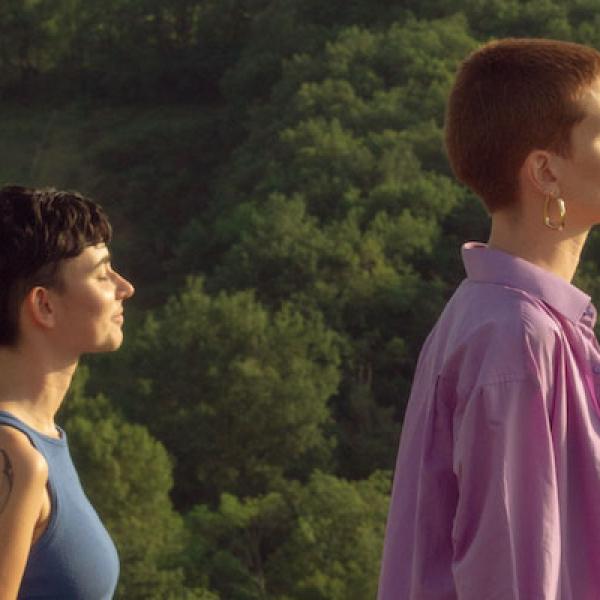 Les deux chanteuses sont dans un chant, tournées vers le soleil, yeux fermés.