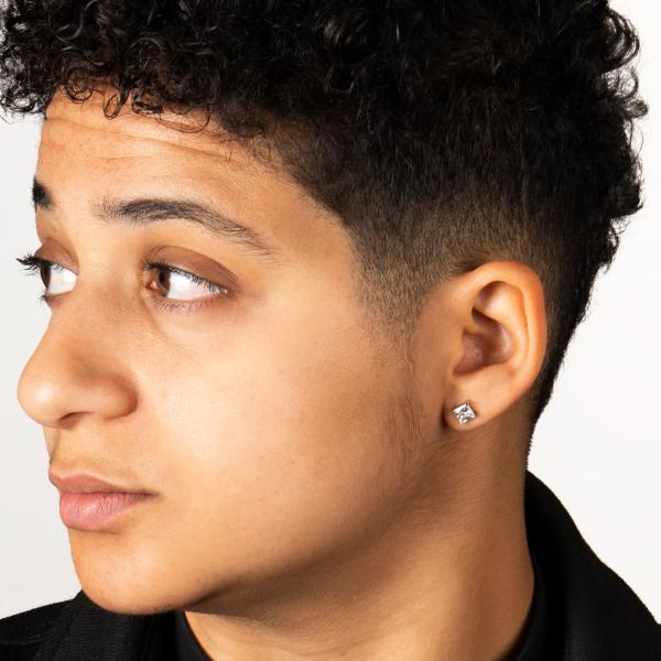 Le visage de la chanteuse, de profil, tournée vers la gauche. Elle a les cheveux courts et porte une boucle d'oreille.