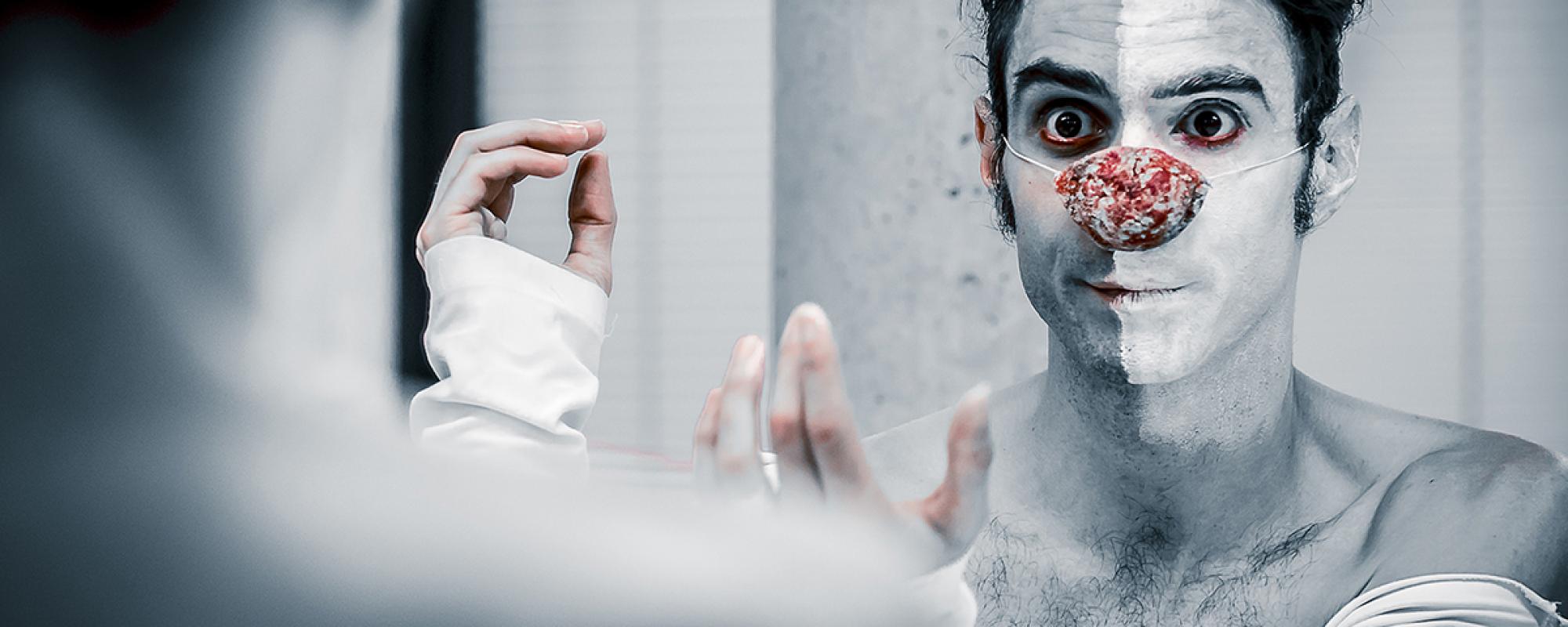 © Fabien Debrabandere Photo du spectacle Trop près du mur