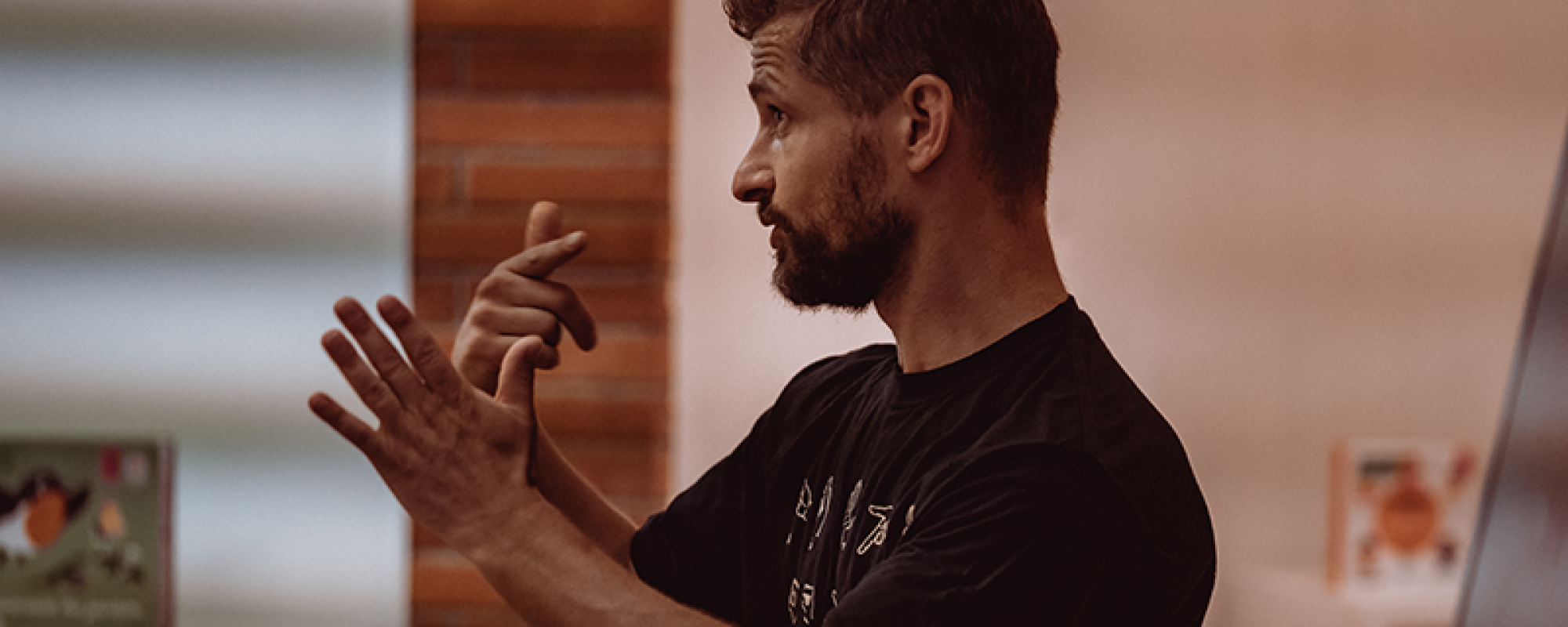 © Mathieu Lacout Ateliers d'initiation à la langue des signes - Visuel 1