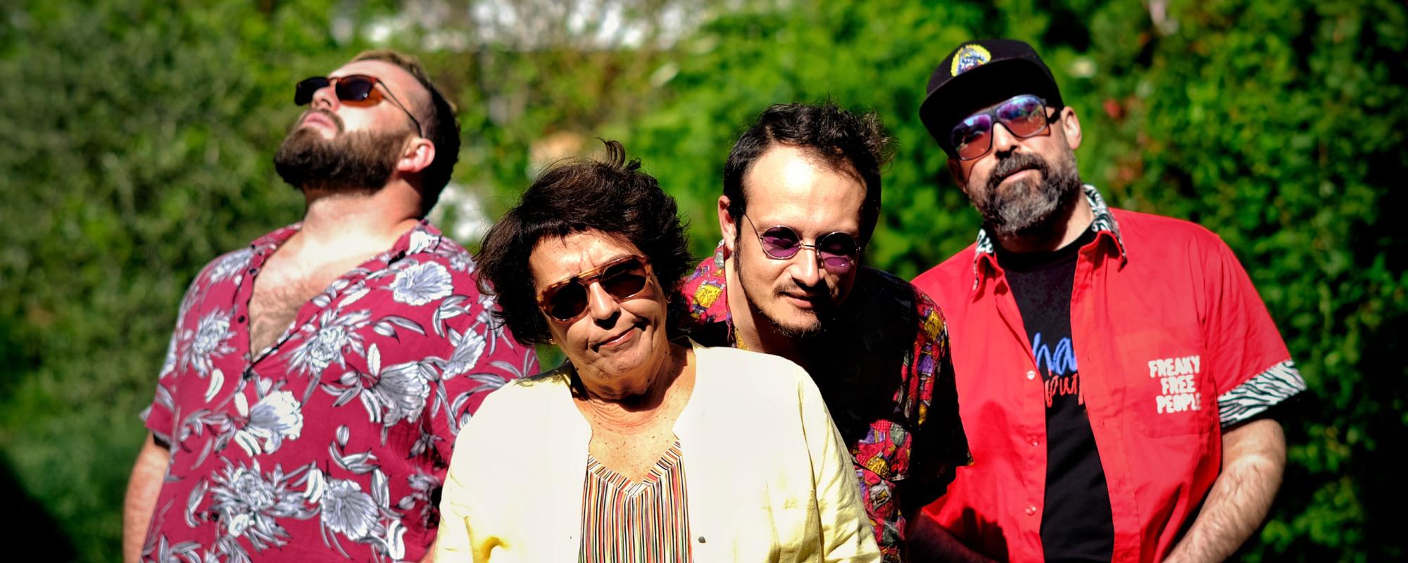 Le groupe est dehors et porte des lunettes de soleil.
